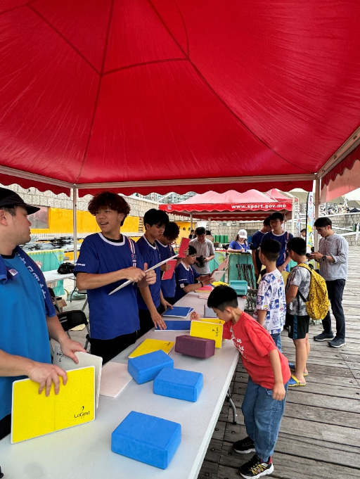 模拟空手道体验。（本报记者富子梅摄）